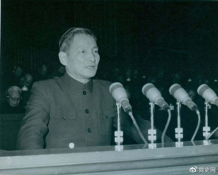 1956年12月，陳云在中華工商業(yè)聯(lián)合會第二屆會員代表大會上作報告。