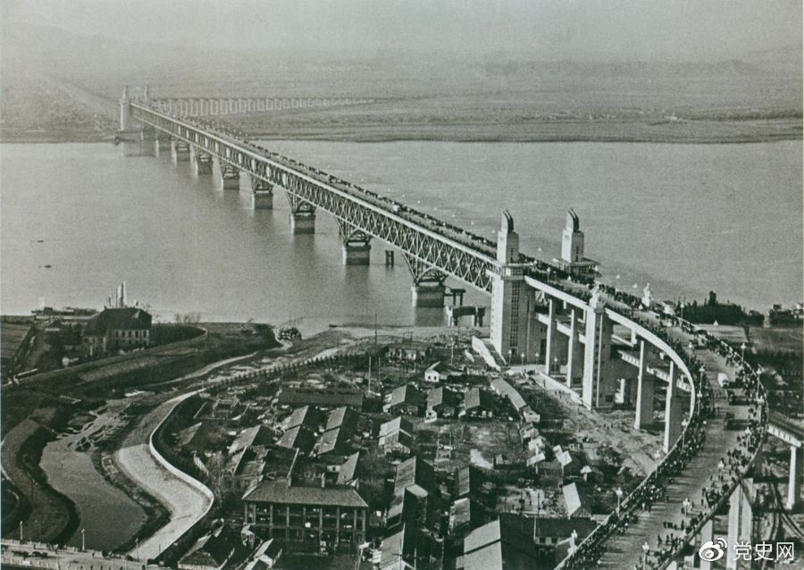 1968年12月29日， 南京長(zhǎng)江大橋全面建成通車。這是當(dāng)時(shí)中國(guó)自行設(shè)計(jì)建造的最大的鐵路、公路兩用橋。